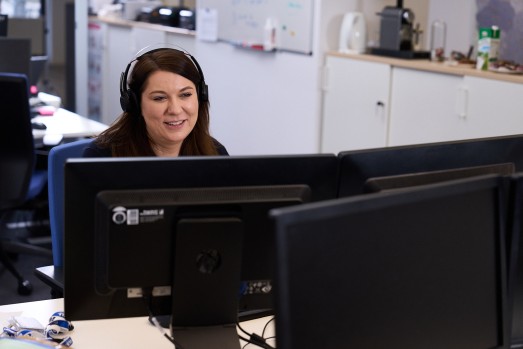 Service Employee at the desk