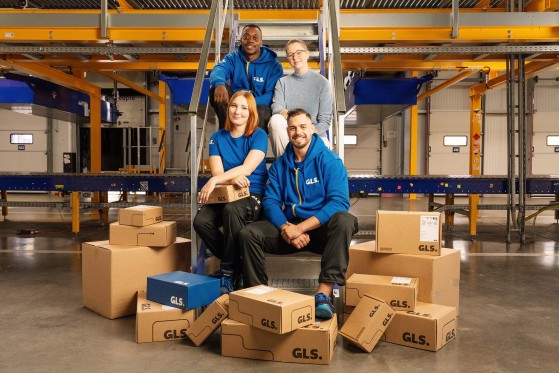 Mitarbeitende auf Treppe