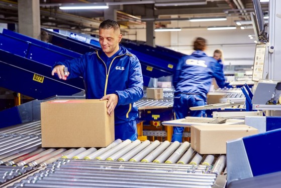 Temporary worker scans a parcel at the conveyor belt