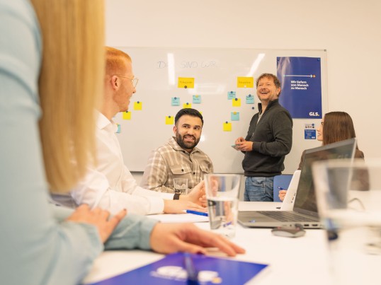 Colleagues sit together in the meeting room and have a workshop