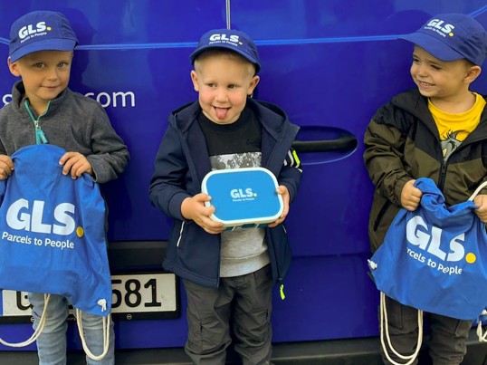 Children with gym bags and lunch boxes in their hands